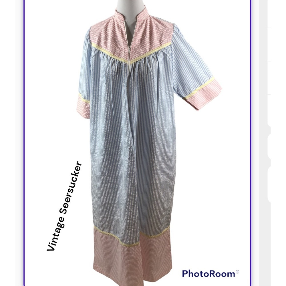 Vintage seersucker house dress/robe/gown